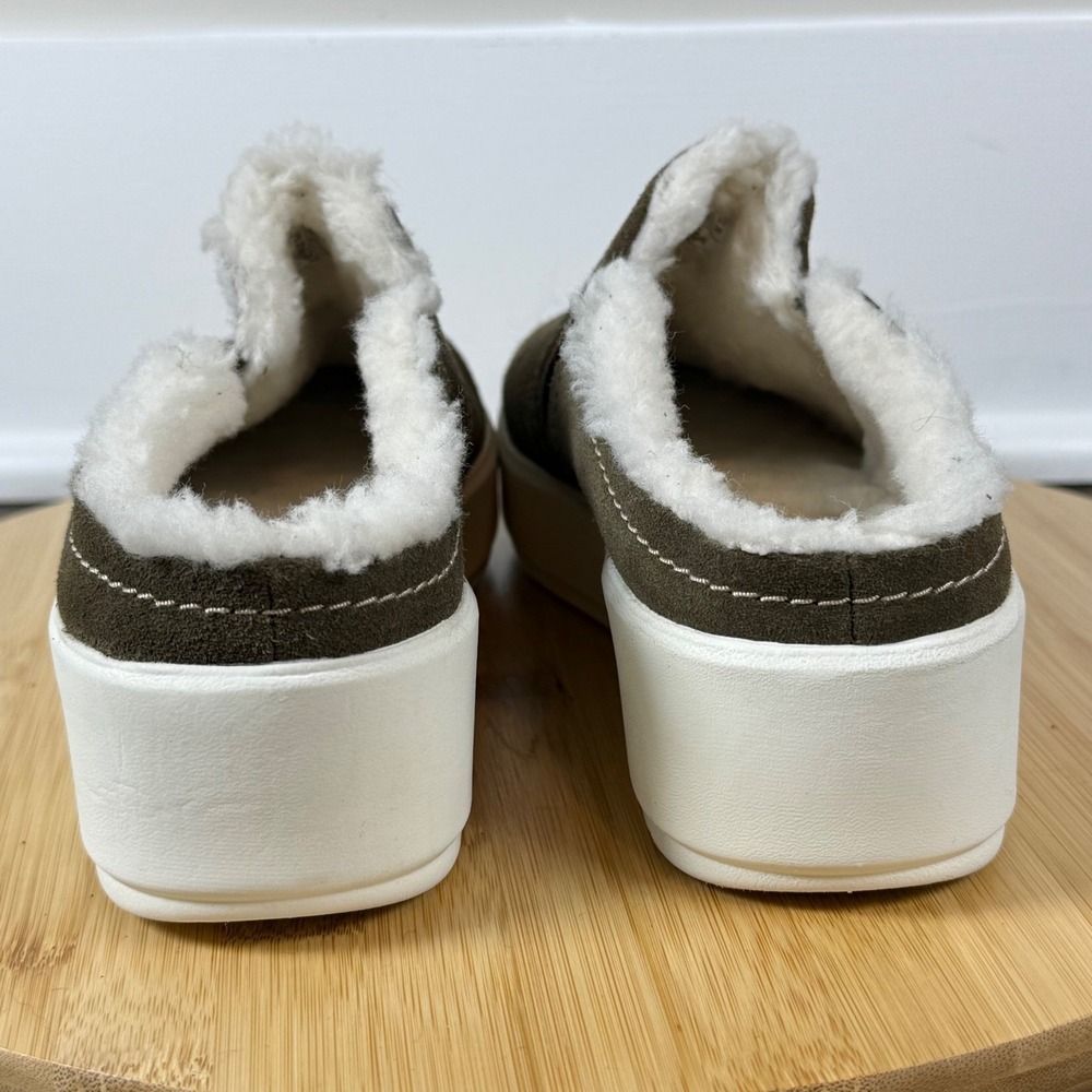 Clarks Layton Gem Mules Women 7.5 Dark Olive Suede Faux Fur Cabinlife Cozy Fall - Picture 4 of 8